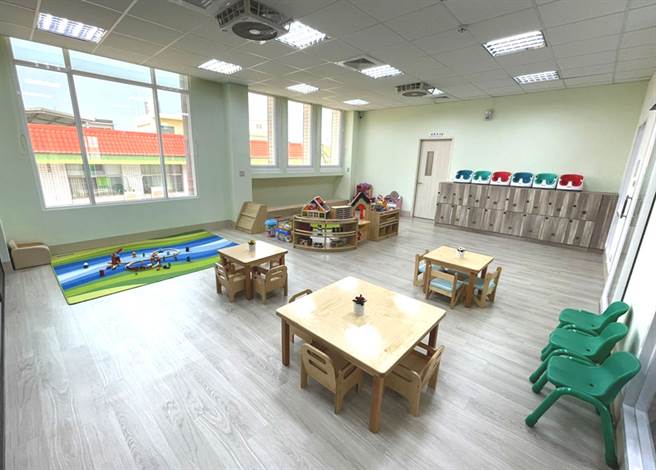 分齡設置的教具櫃，結合感統活動提供給不同年齡層的幼兒。（圖片提供/財團法人臺南市繻愛希望教育關懷協會）
