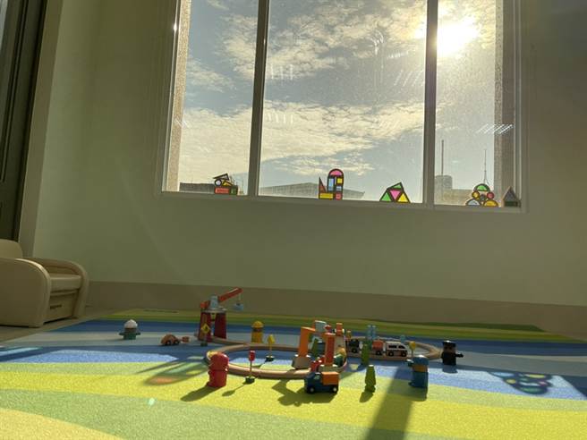 家園內設置0-2歲探索遊戲活動區，是大人小孩都能開心遊戲的親子休閒空間。（圖片提供/財團法人臺南市繻愛希望教育關懷協會）