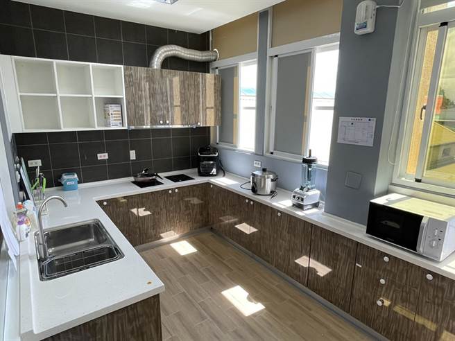 廚房製作孩子每日所需的營養餐點及副食品。（圖片提供/財團法人臺南市繻愛希望教育關懷協會）