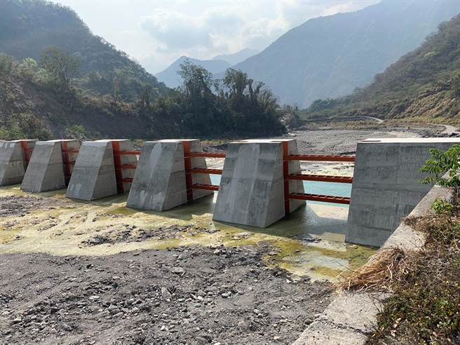 高雄市桃源区拉库斯溪可调式防砂坝，兼具防灾与生态。（高雄市水利局提供／林瑞益高雄传真）