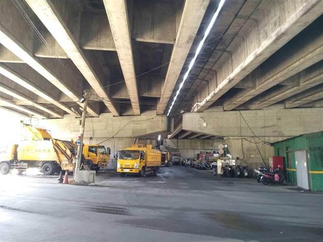 新北市莺歌清洁队资收厂长年隐身在国道1号高架桥下，100多位队员出勤用餐、机具进出都必须待在桥底，环保局计画将回收厂迁往陶博馆二期工程用地，兴建4840坪的「莺歌区清洁队工作场区」，预计2023年完工。（苏泓钦提供）
