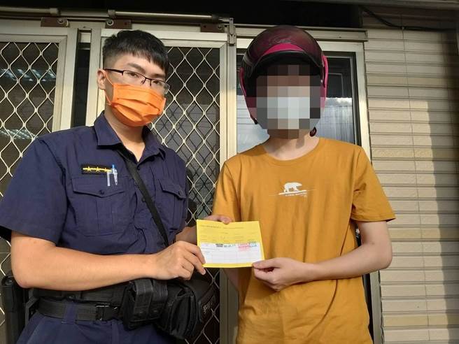 外送员遗失疫苗接种卡 淡水警助寻回（淡水警提供／戴上容新北传真）