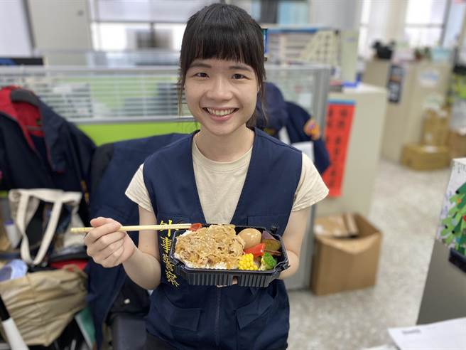 拿到餐盒的员警们纷纷大讚：「真的太幸福！」。（新庄警提供／戴上容新北传真）