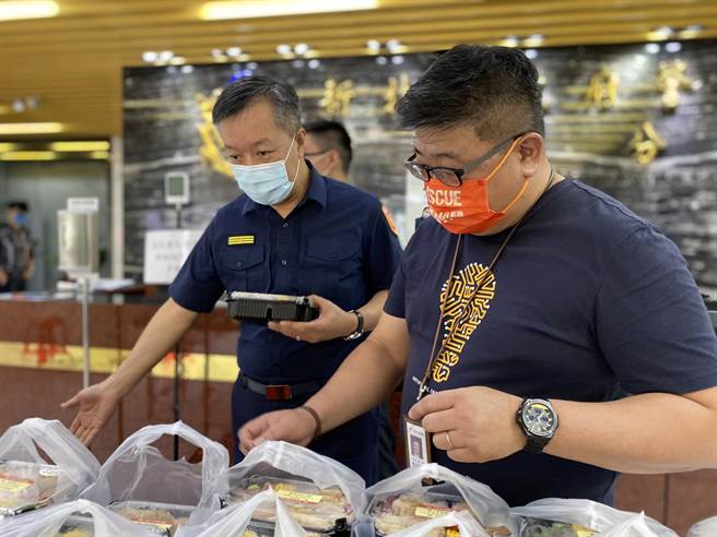 民间团体送暖心餐盒赠新庄警 　新庄警讚：感受到满满的爱（新庄警提供／戴上容新北传真）