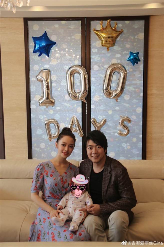 吉娜爱丽丝5月为儿子举办百日宴时，就穿过碎花长洋装。（图／取材自吉娜爱丽丝微博）