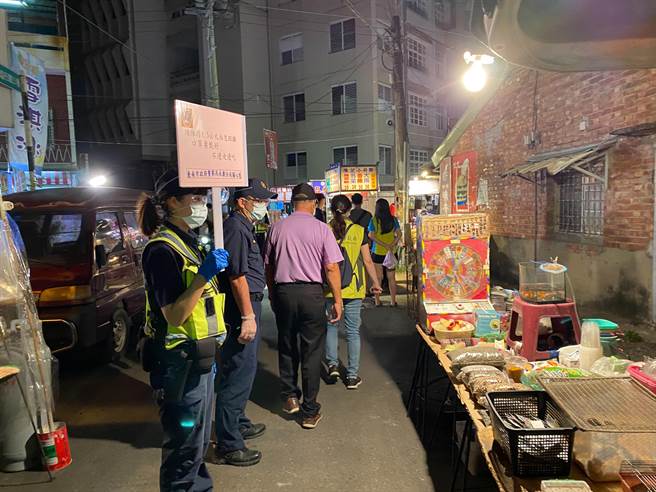 微解封2天来，台南共查获3起夜市未落实防疫的违规情形。(警方提供／曹婷婷台南传真)