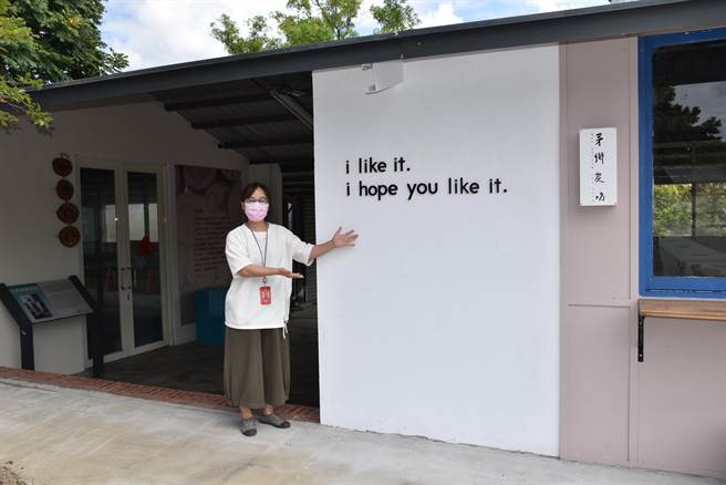 「茅乡炭坊」4名年轻人重新装点特色馆入口空间，让游客有全新的休憩空间。（谢明俊摄）