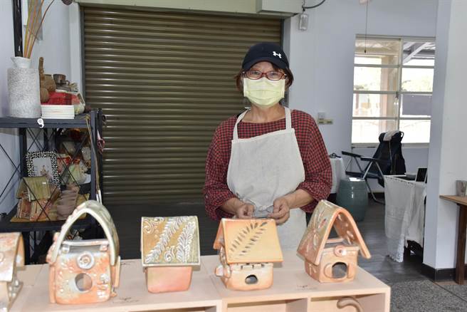 重量级陶艺工艺师叶彤在特色馆欢迎大家来习陶。（谢明俊摄）