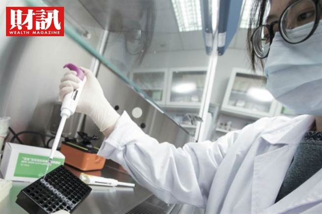 日本无偿提供台湾疫苗，中间得到许多人的协助，日华议员恳谈会会长古屋圭司也是关键人物之一，他和台湾的缘分也特别深远。(图/财讯提供)