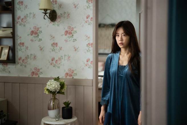 朴素珍在《怪奇大厦》中饰演药师，遇上可怕怪事。（车库娱乐提供）