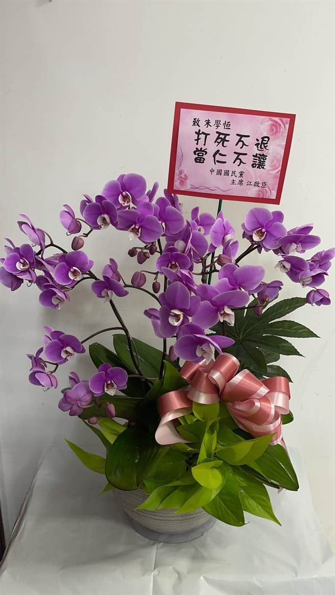 朱學恒在臉書上PO出江啟臣送的花語卡片的照片。(圖 翻攝自朱學恆臉書)