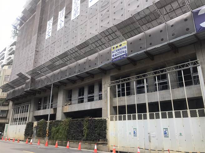北市万华区柳州街一处工地发生工人坠楼意外，经过4日抢救仍宣告不治，核酸检测为阴性。（图／民眾提供）