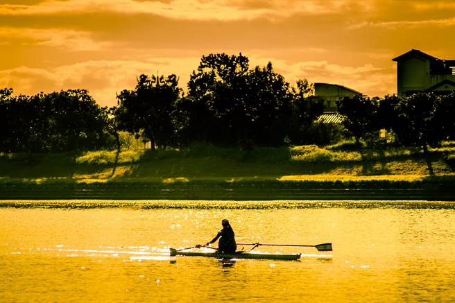 代表台湾前往东京奥运参赛划船项目的黄义婷选手，在赛前请求县长协助下水寻水感，在水上练习的身影与夕阳余晖交织成金黄色美丽的画面。（翻摄林姿妙脸书）