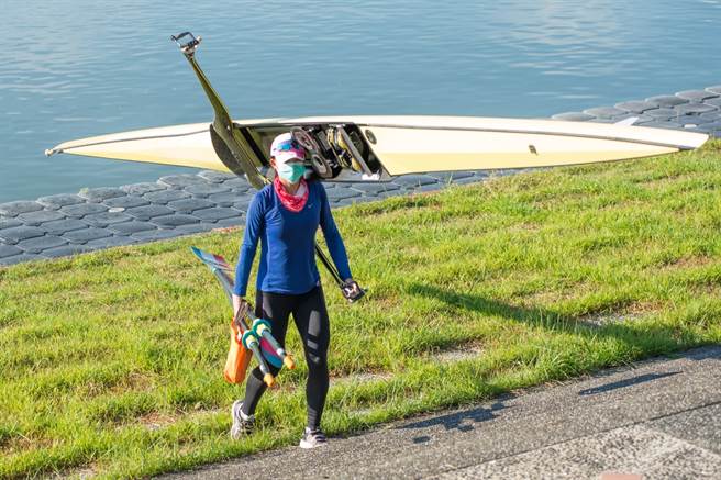 划船选手黄义婷于冬山河下水做最后衝刺练习。（翻摄林姿妙脸书）