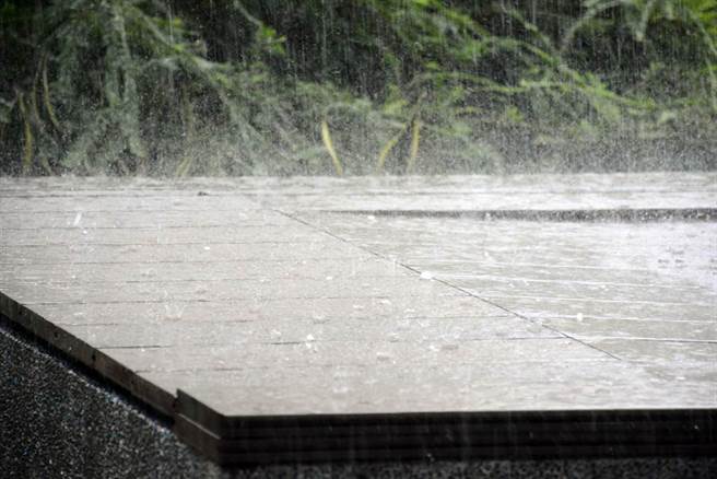 屏东市午后降下冰雹。(林和生摄)