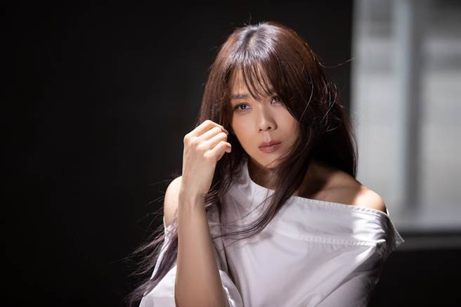 蔡健雅全新专辑首波单曲〈出走〉MV，透过多种平凡人的视角，表达对出走的渴望。（环球音乐提供）