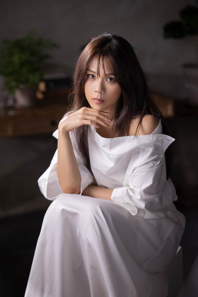 蔡健雅全新专辑首波单曲〈出走〉MV，透过多种平凡人的视角，表达对出走的渴望。（环球音乐提供）