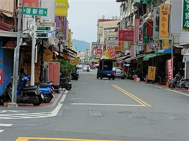 國內今(14)日新增17例本土個案創三級警戒以來新低，有網友問難道還等到7/26？有人直接點名將近2周零確診的高雄應可帶頭解封。圖為高雄旗山老街。(資料照/林雅惠攝)