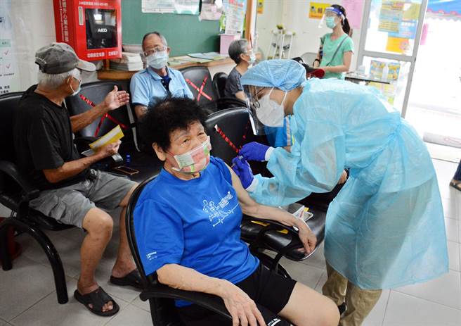 屏东县新冠肺炎疫苗施打率高，全县65岁以上长者接种率已突破7成。（林和生摄）