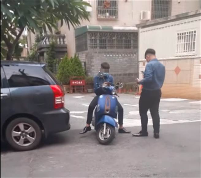 民眾叫救護車時，見路邊站著2位年輕人，詢問對方身分是否為葬儀社人員，2人微笑並稱，「老闆叫我們來的！」（翻攝爆料公社公開版）