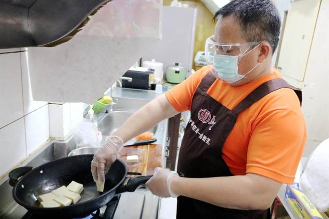 弘道基金会的照顾秘书小蔡以前是总铺师，居家照顾八旬阿嬷，料理好手艺。（弘道基金会提供／卢金足台中传真）