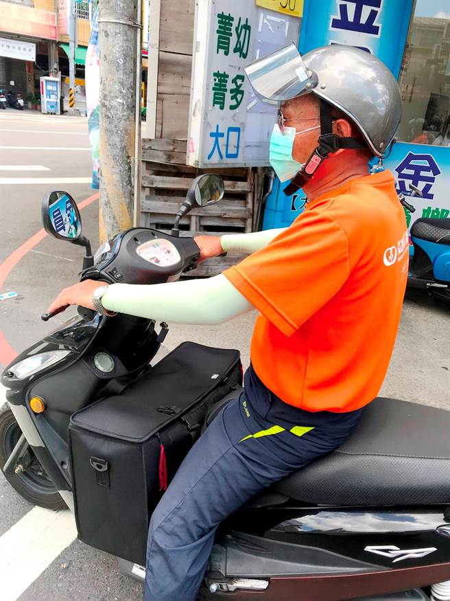 不受疫情影响，弘道基金会每日送500多个便当，29名送餐员坦言「我也会怕」，但服务不能断。（弘道基金会提供／卢金足台中传真）