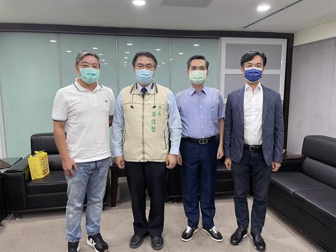 台南市長黃偉哲邀請宏佳騰機車董事長鍾杰霖（左）、海盛航運董事長洪煌景（右二）、傑城歡樂園董事黃仲銘（右）協助市府推動數位發展及市港合作。（市府提供／洪榮志台南傳真）