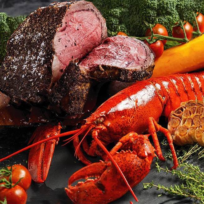 晶華酒店搶微解封旅宿商機，以在客房內享用熱賣美食「厚切爐烤肋眼牛排龍蝦雙人份套餐」與「極特上雙饗盛合」包裝住房專案。（圖／台北晶華酒店提供）