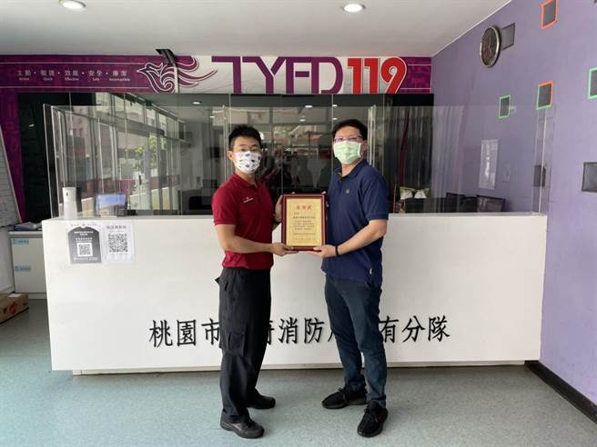 大有义消分队长吴家铭（右）致赠防疫设备给予大有消防分队，分队长黄彦璋（左）也回赠感谢状。（消防提供／赖佑维桃园传真）