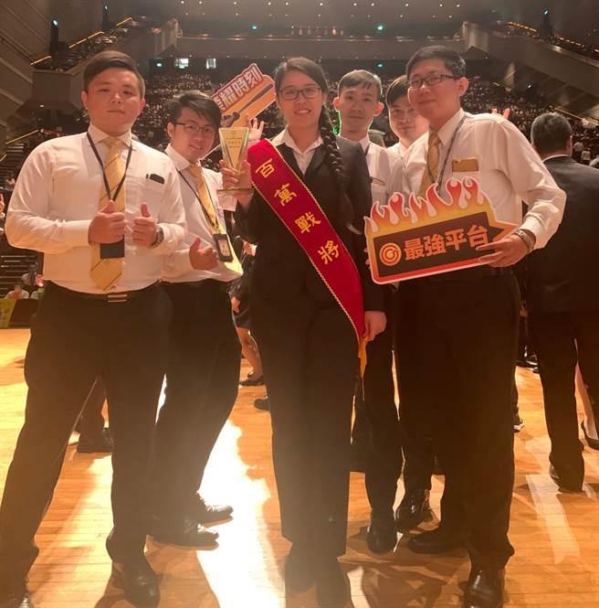 藉由师父的指导，让黛闵(图中)安心学习，更成功晋升成为百万年薪一族。(图/永庆房屋提供[疫情前拍摄])