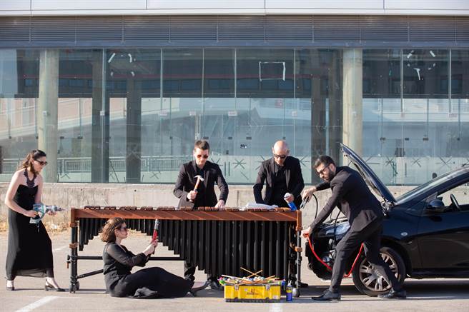 突破疫情限制，朱宗庆打击乐团邀请来自美国、法国、以色列、匈牙利等地的击乐名家和乐团，与台湾音乐家在线上会议室「同台演奏」。图为颤动打击乐团。（击乐文教基金会提供）