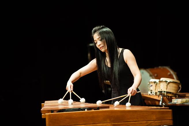 《世界聚击 We are the World of Percussion》音乐会，邀请国际击乐名家、旅外台湾打击乐家、国内打击乐家，突破时差与空间限制，在百人线上会议室上轮番演奏。图为击乐家吴佩菁。（击乐文教基金会提供）