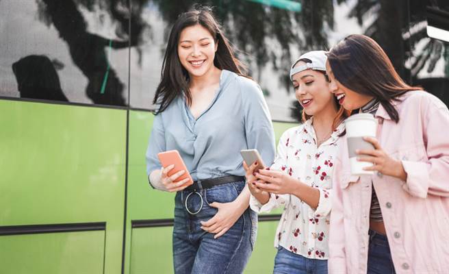 射手座、白羊座、天秤座、金牛座、水瓶座個人形象最好，朋友多到數不清。（示意圖／shutterstock）