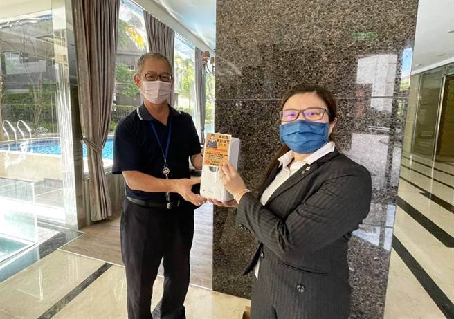 疫情期间永庆房屋贴心服务不间断，赠送防疫护目镜、感应式消毒机至社区大楼。(图/永庆房屋提供)