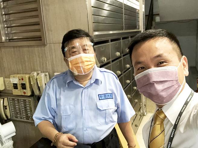 考量到社区管理员工作需接触大量住户，因此赠送防疫护目镜，一起守护好社区的安全。(图/永庆房屋提供)