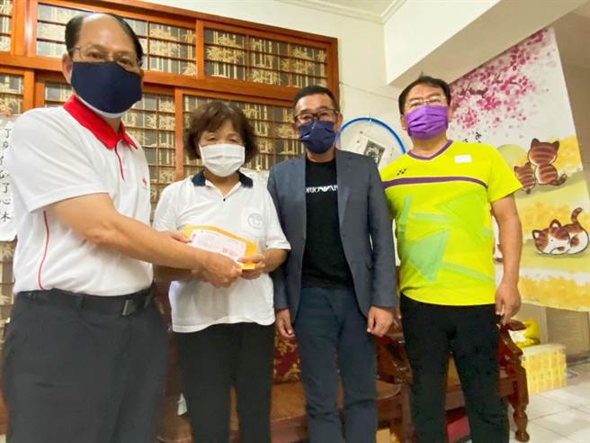 永恒天诗企业捐款100万元给太鲁阁号殉职司机员袁淳修的母亲。（谢志忠服务处提供／王文吉台中传真）