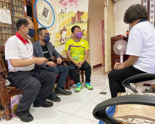台中市议员谢志忠与永恒天诗企业代表探望太鲁阁号殉职司机员袁淳修的母亲。（谢志忠服务处提供／王文吉台中传真）