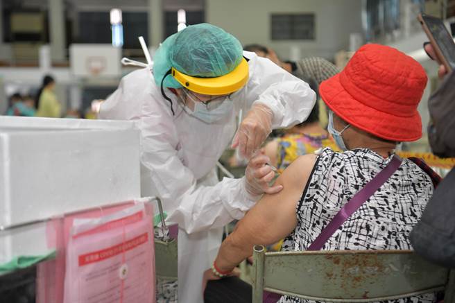 黄健豪强调，防疫当前，只能苦口婆心呼吁，民进党在疫苗施打上，不要充满政治算计与捏造数据，要真正不分蓝绿为民眾设想！（陈世宗摄）