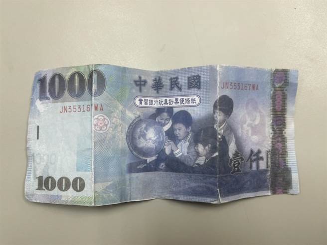 郑姓男子持千元玩具钞诈骗槟榔摊。（王扬杰翻摄）