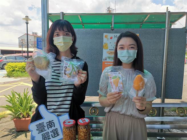 台南市南化区南化社区制作破布子、芒果冰棒贩售，增加在地农友收入，也为社区运作攒经费。（刘秀芬摄）