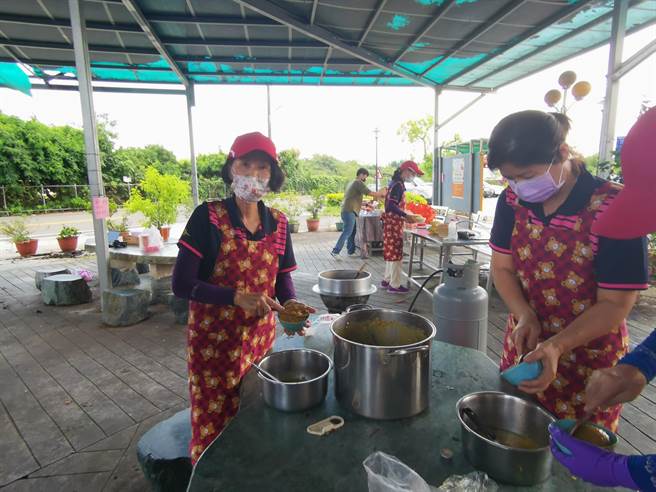 台南市南化区南化社区妈妈们一起制作破布子。（刘秀芬摄）