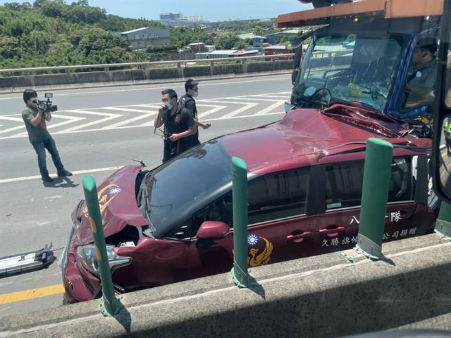 八里分隊災情勘災車也在道場時遭到貨車追撞，所幸僅有車損。（民眾提供）