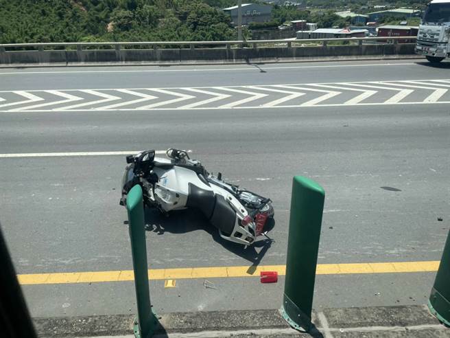 警用機車也不慎遭到波及，所幸同樣僅有車損，並未有人員受傷。（民眾提供）