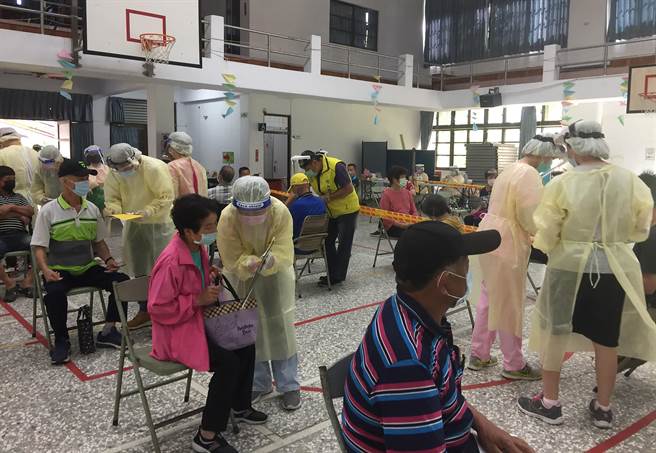 南投县14日起开放71至73岁长者（原住民61至63岁者）接种疫苗，预计剩余的3万7千多剂莫德纳疫苗将可在22日全数打完。（南投县卫生局提供／黄国峰南投传真）