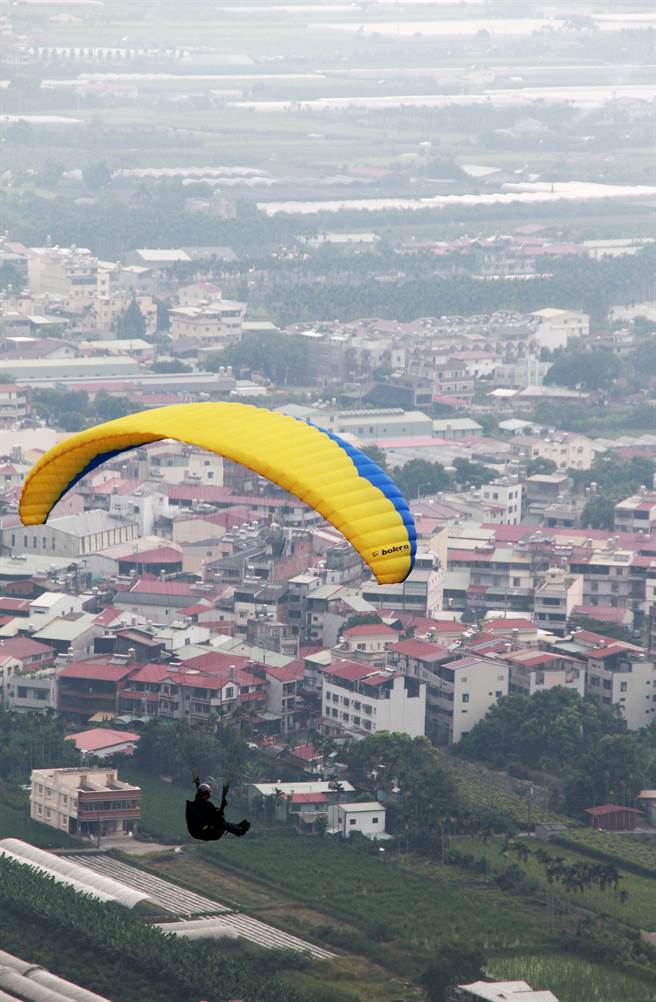 埔里虎头山是全台少有的飞行伞运动区域，可补足日月潭水域、陆域活动之外的空域运动观光。（南投县府提供／黄国峰南投传真）