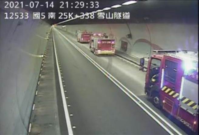 國道5號雪山隧道南下路段發生火燒車，所幸無人員傷亡，雪隧目前暫時封閉雙向封閉。（翻攝高公局網站／李忠一宜蘭傳真）