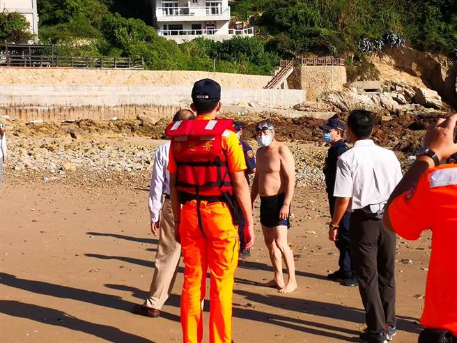 联合稽查发现4名游客在沙滩活动，已立即劝离。（马管处提供）