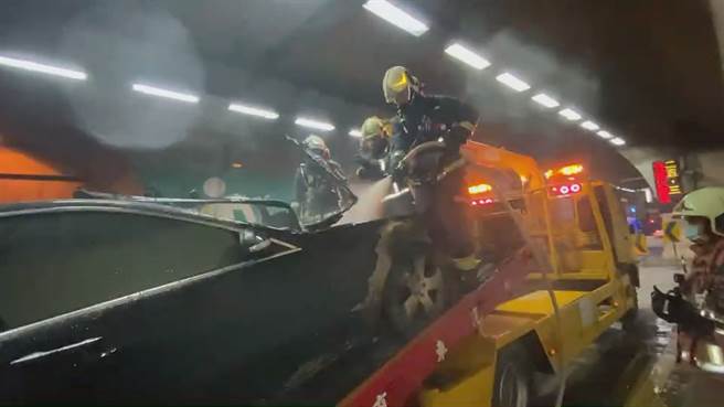 國道5號雪山隧道南下路段發生火燒車，為一輛拖吊車上的故障車起火燃燒。（宜蘭縣消防局提供／李忠一宜蘭傳真）
