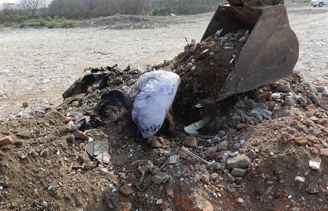 嘉義縣環保局成立查緝大隊以來查獲的非法棄置件數是過去3年的加總，展現決心遏阻不肖業者棄置廢棄物。（嘉縣政府提供／張亦惠嘉縣傳真）