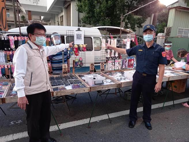 台南市學甲警分局會同市府經發局市場處、學甲區公所等單位，到夜市實施防疫宣導及稽查。（讀者提供／張毓翎台南傳真）